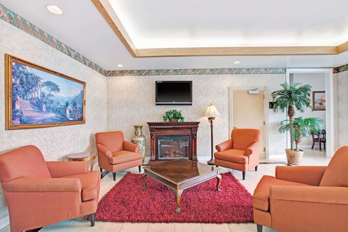 Imagen de los interiores del Hotel Ramada By Wyndham Flemington. Foto 15