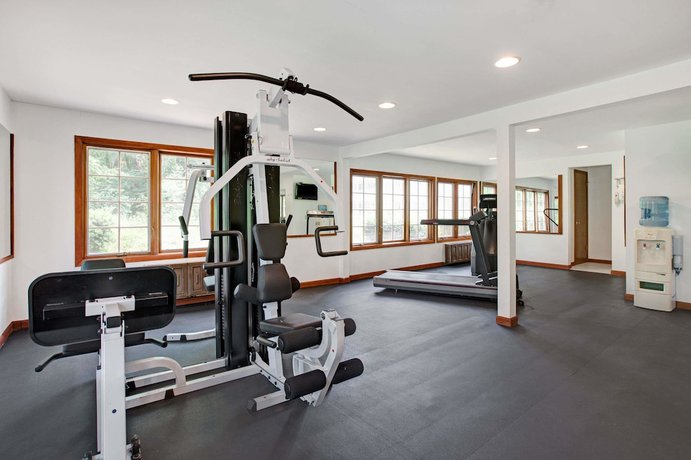 Imagen de los interiores del Hotel Ramada By Wyndham Flemington. Foto 16