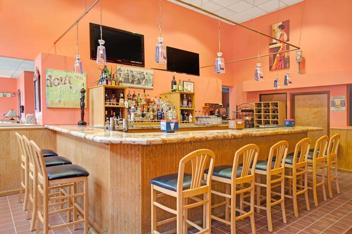 Imagen del bar/restaurante del Hotel Ramada By Wyndham Flemington. Foto 4
