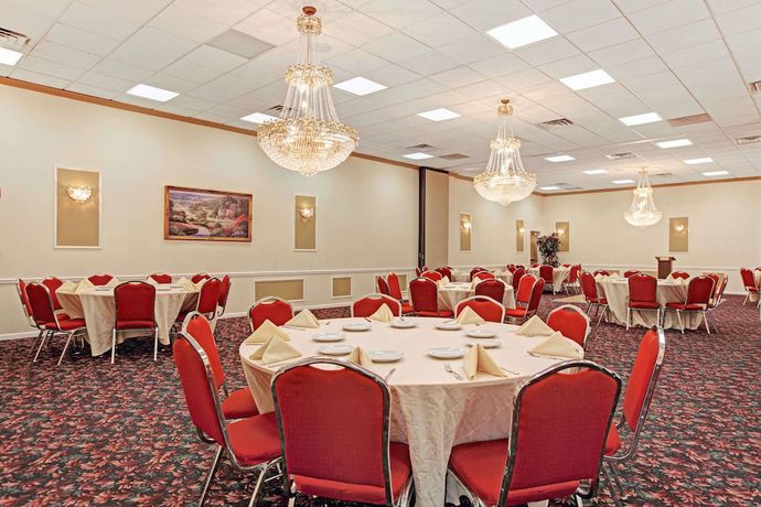 Imagen de los interiores del Hotel Ramada By Wyndham Flemington. Foto 18
