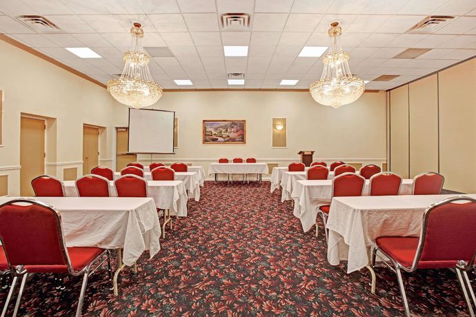 Imagen de los interiores del Hotel Ramada By Wyndham Flemington. Foto 19