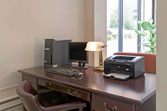 Imagen de los interiores del Hotel Ramada By Wyndham Flemington. Foto 20