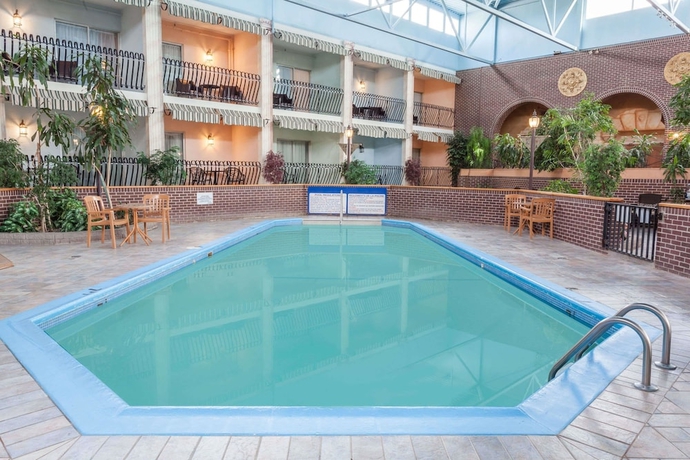 Imagen de la piscina del Hotel Ramada By Wyndham Fredericton. Foto 19