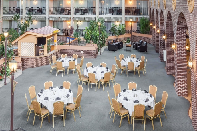 Imagen del bar/restaurante del Hotel Ramada By Wyndham Fredericton. Foto 3
