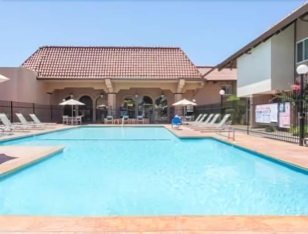 Imagen de la piscina del Hotel Ramada By Wyndham Fresno North. Foto 18