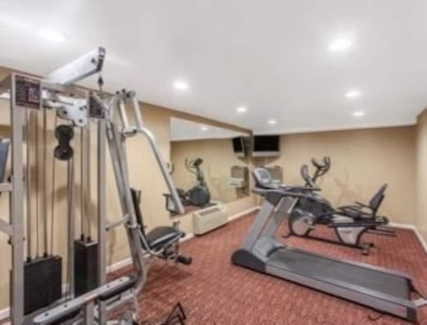 Imagen de los interiores del Hotel Ramada By Wyndham Fresno North. Foto 16