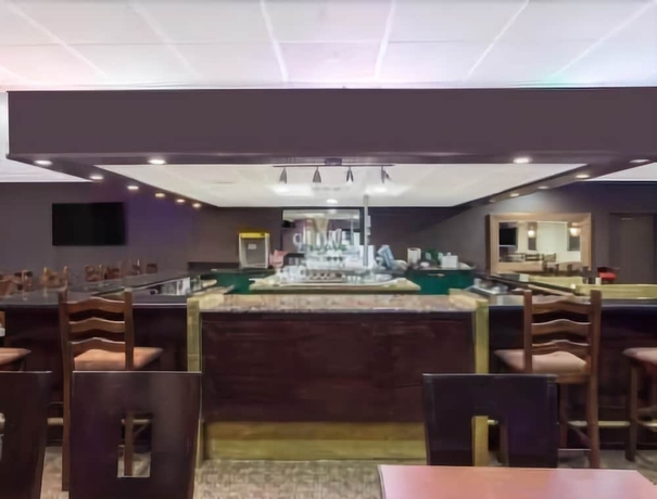 Imagen del bar/restaurante del Hotel Ramada By Wyndham Fresno North. Foto 4