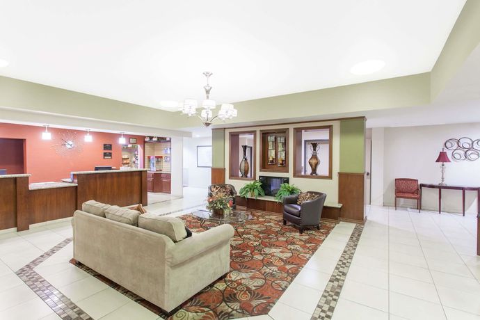 Imagen de los interiores del Hotel Ramada By Wyndham Fresno Northwest. Foto 19