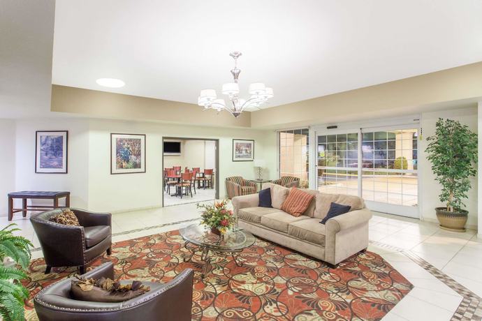 Imagen de los interiores del Hotel Ramada By Wyndham Fresno Northwest. Foto 20