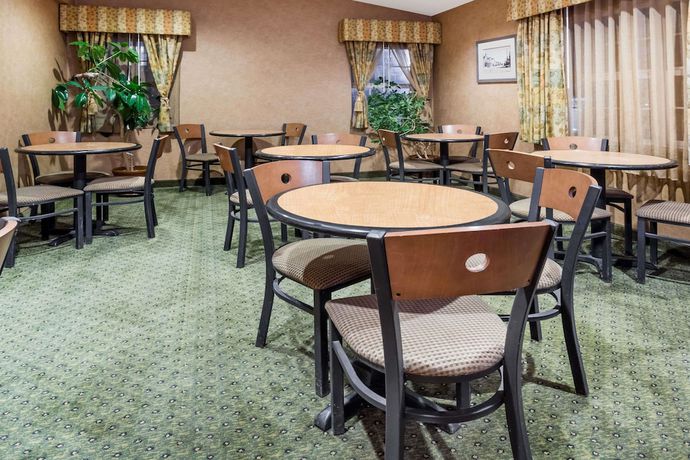Imagen de los interiores del Hotel Ramada By Wyndham Frisco. Foto 18