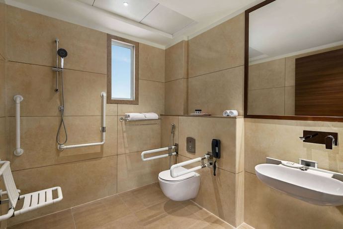 Imagen de la habitación del Hotel Ramada By Wyndham Gandhidham Shinay. Foto 6