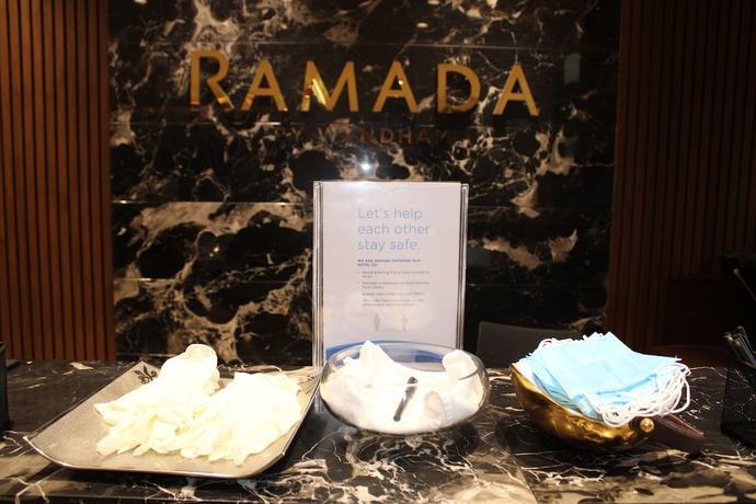 Imagen de los interiores del Hotel Ramada By Wyndham Gandhidham Shinay. Foto 16