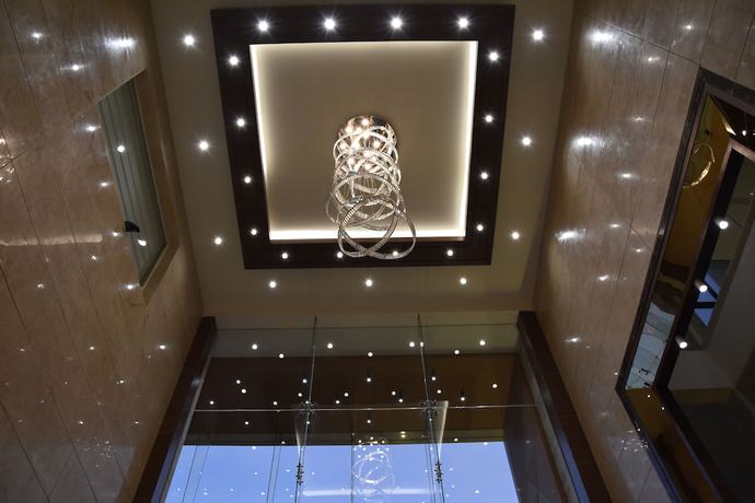 Imagen de los interiores del Hotel Ramada By Wyndham Gandhidham Shinay. Foto 17
