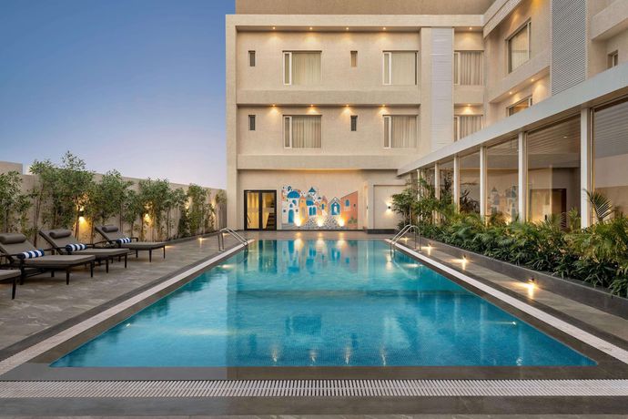 Imagen de la piscina del Hotel Ramada By Wyndham Gandhidham Shinay. Foto 20