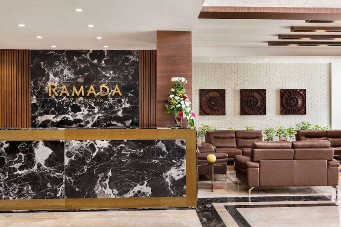 Imagen de los interiores del Hotel Ramada By Wyndham Gandhidham Shinay. Foto 18