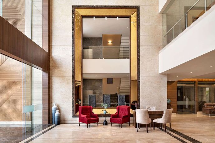 Imagen de los interiores del Hotel Ramada By Wyndham Gandhidham Shinay. Foto 19
