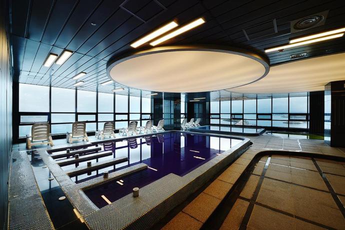 Imagen de la piscina del Hotel Ramada By Wyndham Gangwon Sokcho. Foto 17