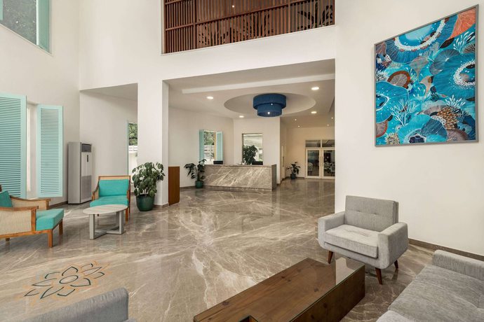 Imagen de los interiores del Hotel Ramada By Wyndham Goa Arpora. Foto 17
