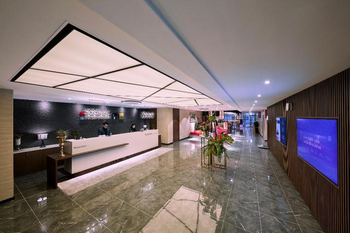 Imagen de los interiores del Hotel Ramada By Wyndham Gumi. Foto 17