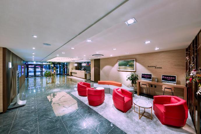 Imagen de los interiores del Hotel Ramada By Wyndham Gumi. Foto 18
