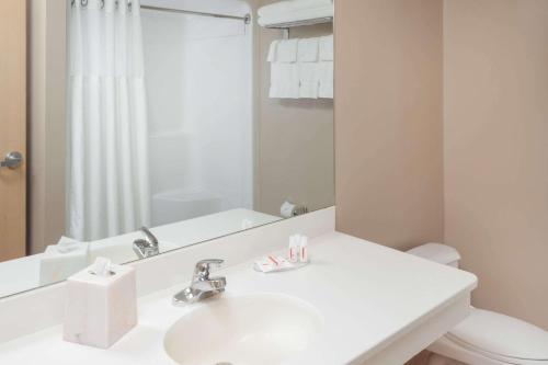 Imagen de la habitación del Hotel Ramada By Wyndham Hammond & Conference Center. Foto 5