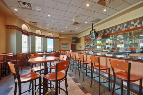 Imagen del bar/restaurante del Hotel Ramada By Wyndham Hammond & Conference Center. Foto 3