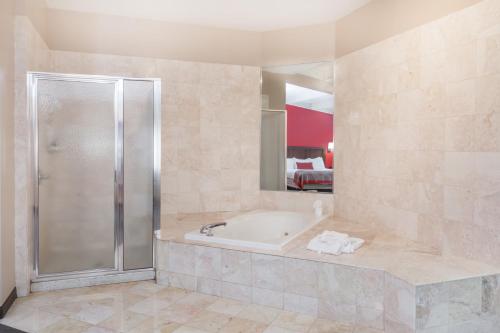 Imagen de la habitación del Hotel Ramada By Wyndham Hammond & Conference Center. Foto 16