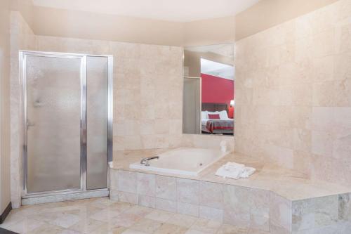 Imagen de la habitación del Hotel Ramada By Wyndham Hammond & Conference Center. Foto 20