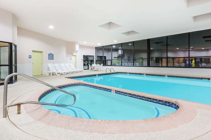Imagen de la piscina del Hotel Ramada By Wyndham Harrisburg/hershey Area. Foto 20