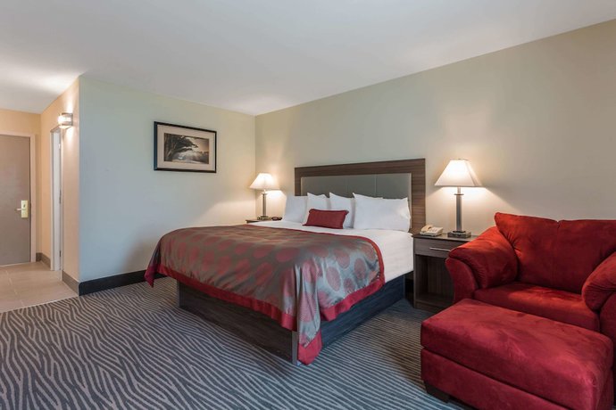 Imagen de la habitación del Hotel Ramada By Wyndham Hendersonville. Foto 4