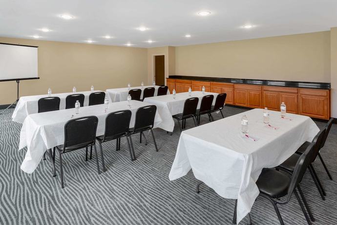 Imagen de los interiores del Hotel Ramada By Wyndham Hendersonville. Foto 11