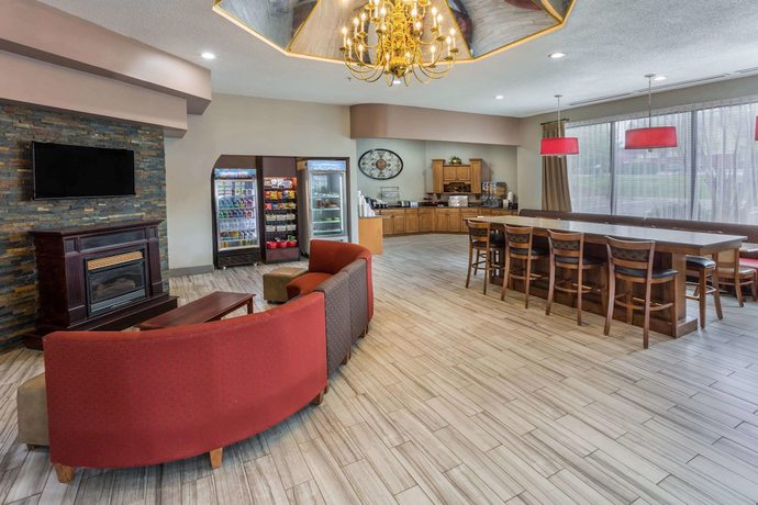 Imagen de los interiores del Hotel Ramada By Wyndham Hendersonville. Foto 12
