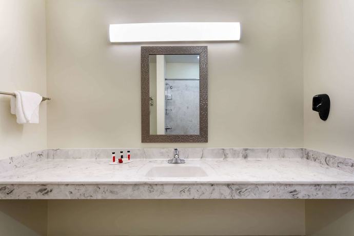 Imagen de la habitación del Hotel Ramada By Wyndham Hendersonville. Foto 5