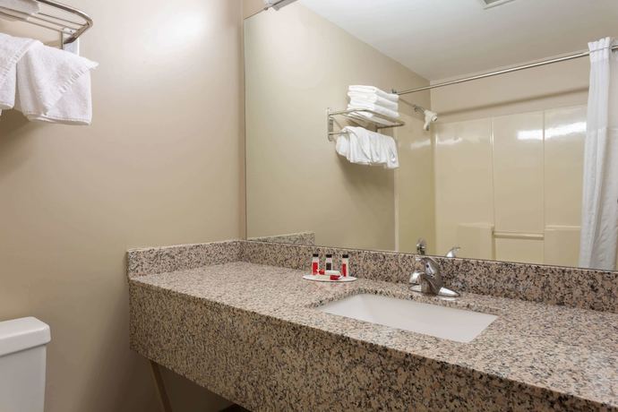 Imagen de la habitación del Hotel Ramada By Wyndham Hendersonville. Foto 6