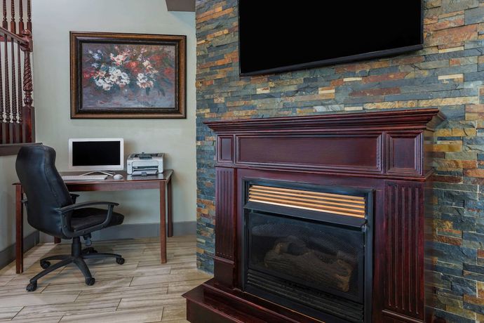 Imagen de los interiores del Hotel Ramada By Wyndham Hendersonville. Foto 13