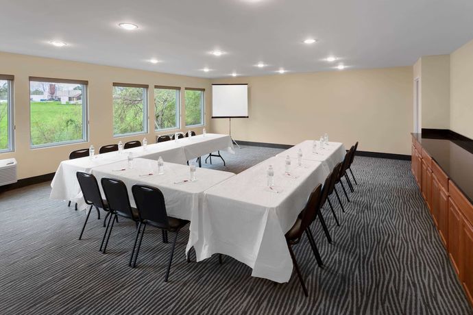 Imagen de los interiores del Hotel Ramada By Wyndham Hendersonville. Foto 14