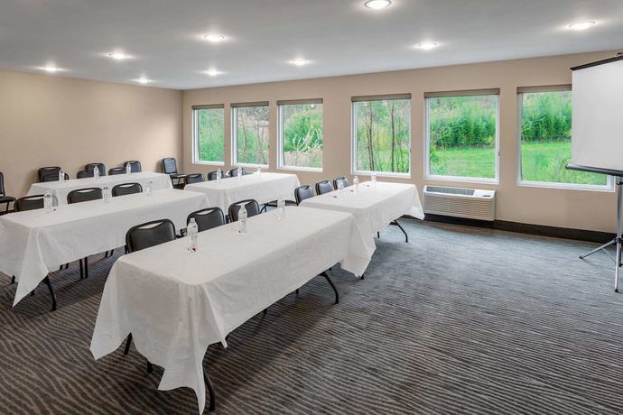 Imagen de los interiores del Hotel Ramada By Wyndham Hendersonville. Foto 15