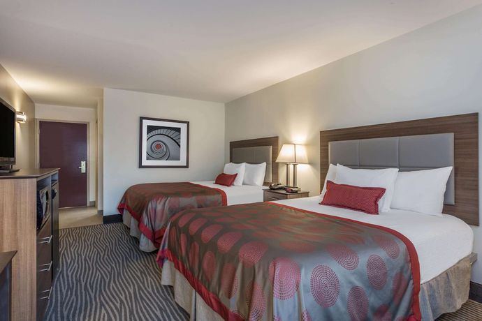Imagen de la habitación del Hotel Ramada By Wyndham Hendersonville. Foto 8