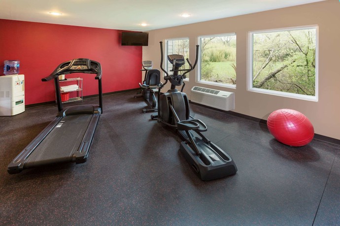 Imagen de los interiores del Hotel Ramada By Wyndham Hendersonville. Foto 16