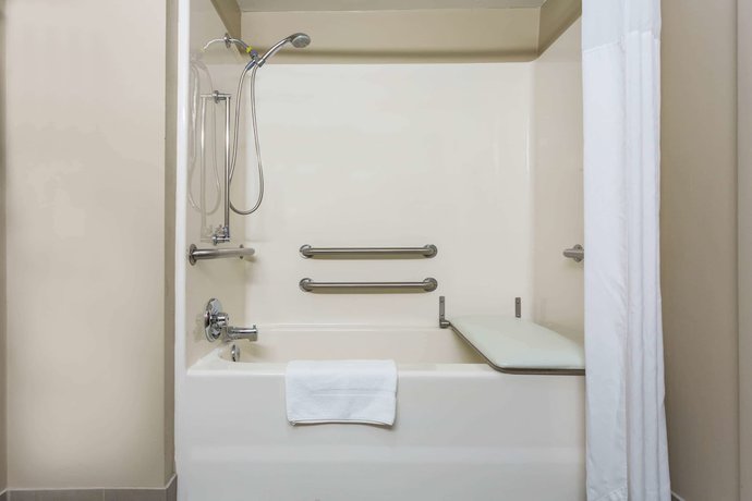 Imagen de la habitación del Hotel Ramada By Wyndham Hendersonville. Foto 10