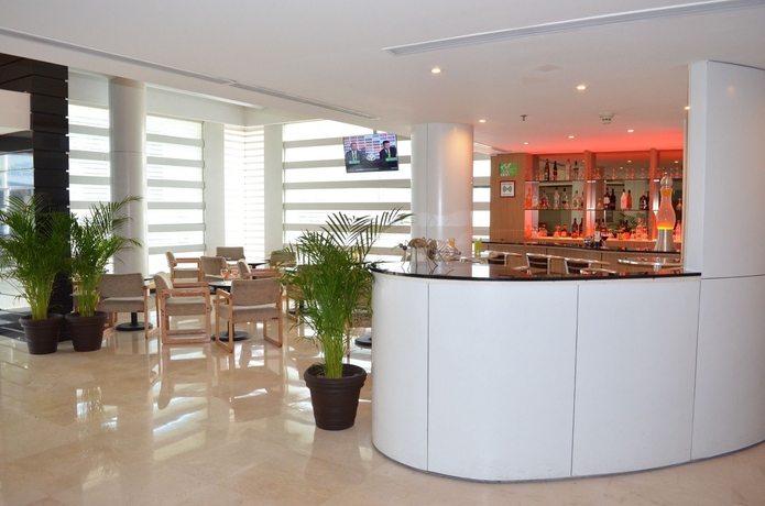 Imagen del bar/restaurante del Hotel Ramada By Wyndham Hola Culiacan. Foto 5