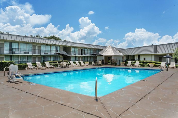 Imagen de la piscina del Hotel Ramada By Wyndham Houma. Foto 16