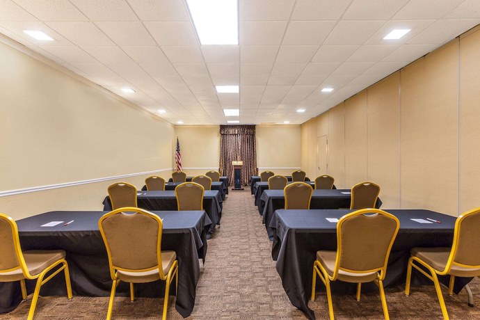 Imagen de los interiores del Hotel Ramada By Wyndham Houma. Foto 14