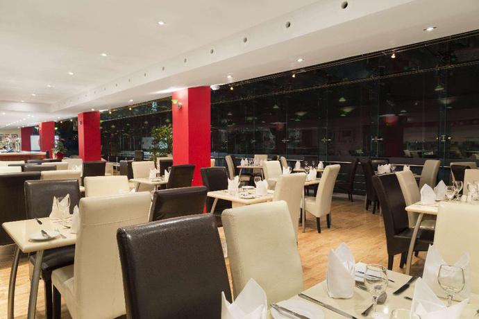 Imagen del bar/restaurante del Hotel Ramada By Wyndham Hounslow - Heathrow East. Foto 2
