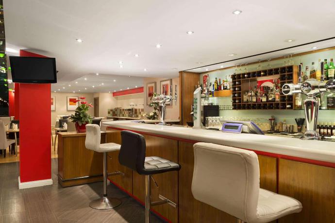 Imagen del bar/restaurante del Hotel Ramada By Wyndham Hounslow - Heathrow East. Foto 3