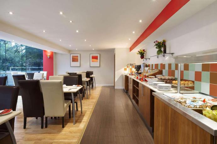 Imagen del bar/restaurante del Hotel Ramada By Wyndham Hounslow - Heathrow East. Foto 5