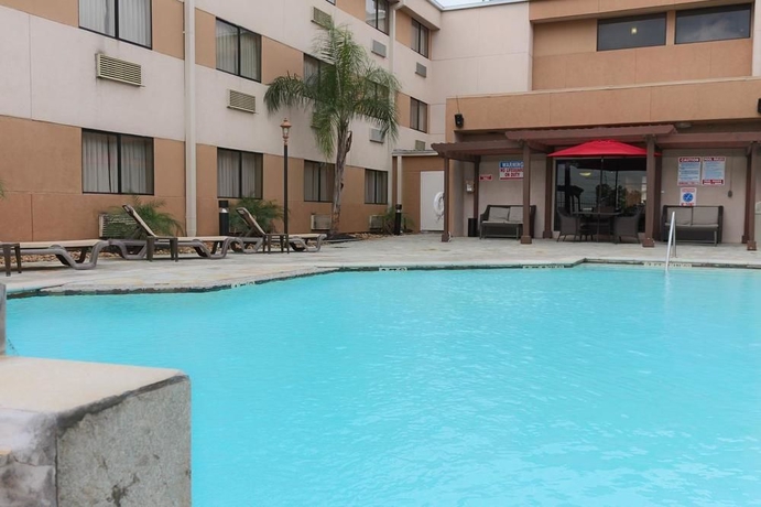 Imagen de la piscina del Hotel Ramada By Wyndham Houston Intercontinental Airport South. Foto 8