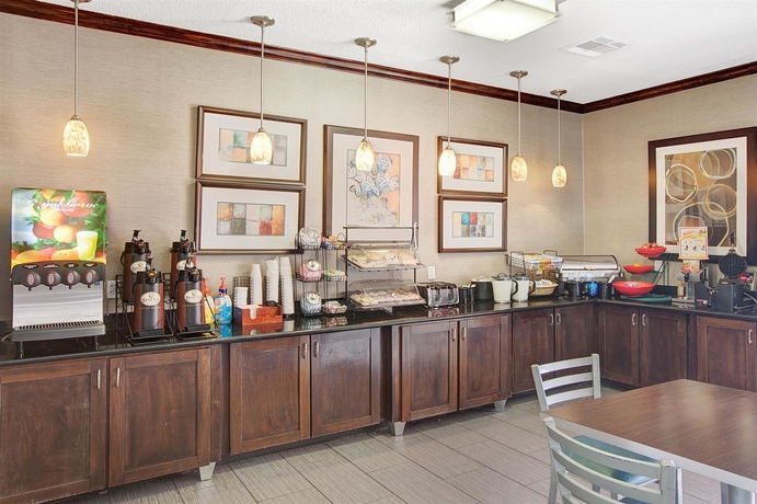Imagen del bar/restaurante del Hotel Ramada By Wyndham Houston Intercontinental Airport South. Foto 3