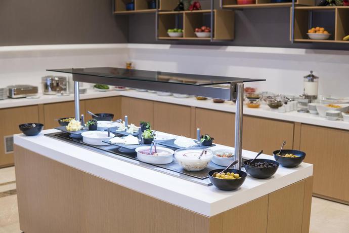 Imagen del bar/restaurante del Hotel Ramada By Wyndham Istanbul Alibeykoy. Foto 2