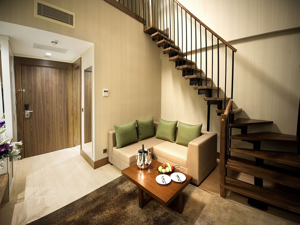 Imagen de los interiores del Hotel Ramada By Wyndham Istanbul Florya. Foto 14